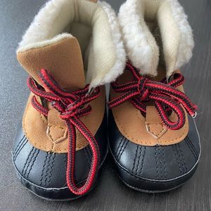 ☀️Carter’s Baby Duck Boots 3-6m.